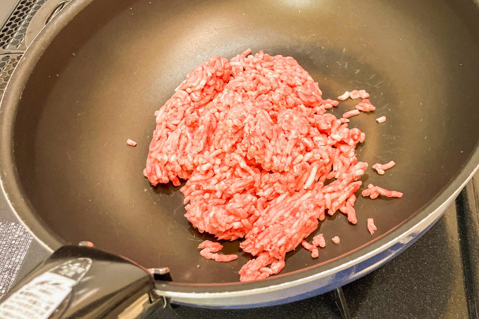 合挽き肉を炒める