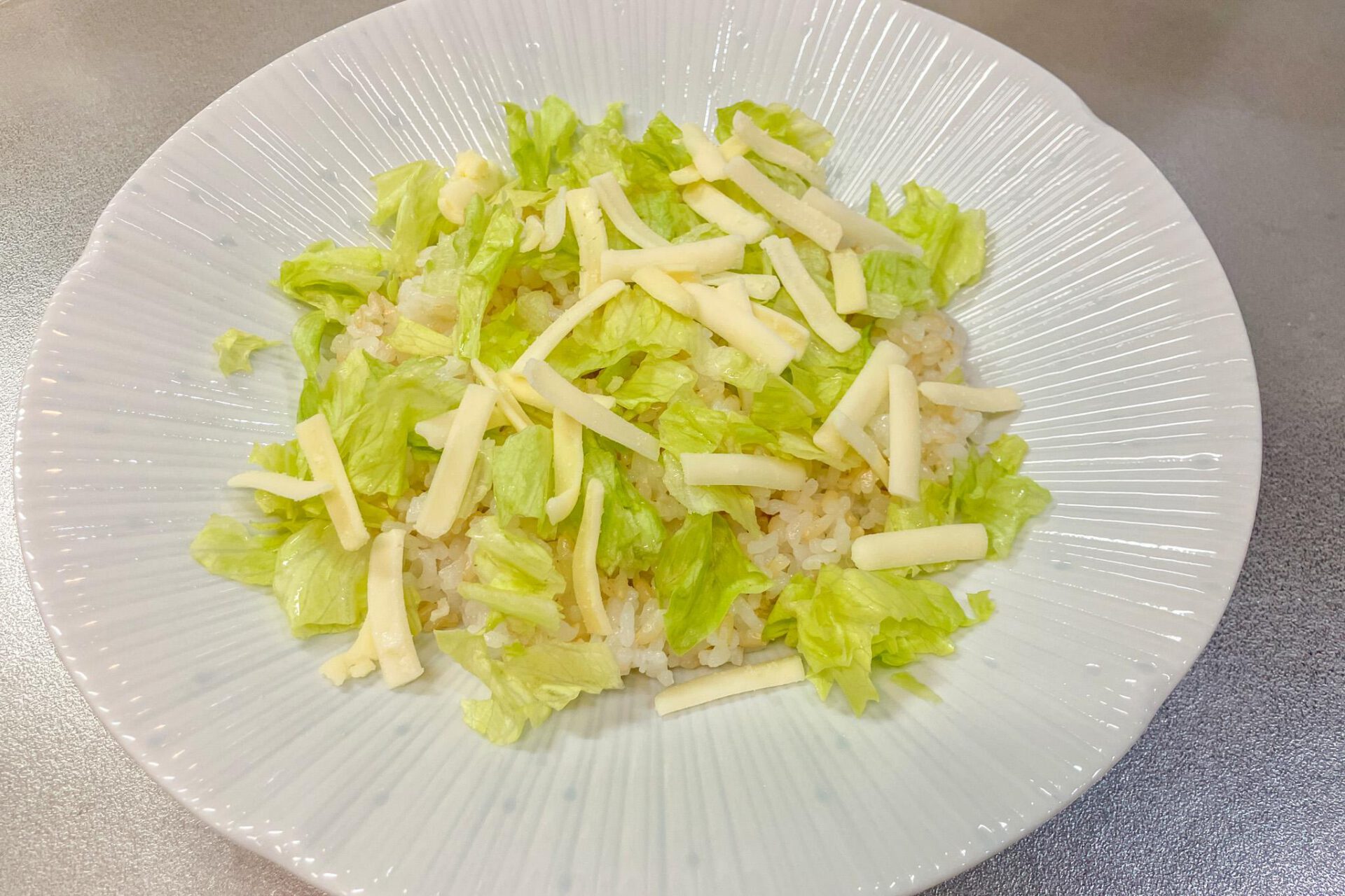 ご飯にレタスとチーズをのせる